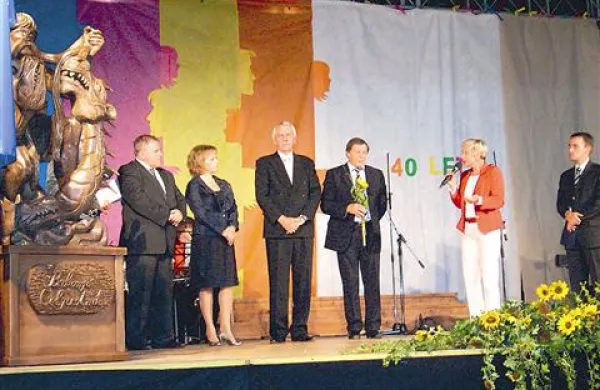 Za 40. rojstni dan je šola dobila kip Brkonje Čeljustnika, ki so ga odkrili (z leve):  predstavnik ministrstva za šolstvo Boris Zupančič, ravnateljica Damjana Gustinčič, župan Matija Potokar, kipar  Janko Sila in umetnostna zgodovinarka  Polona Škodič