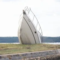 Zakaj je gliser zapeljal na kopno, še ugotavljajo.