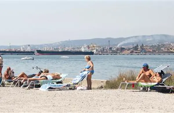 Bodo kopalci na plaži pri Miljah v prihodnje čez zaliv gledali žaveljski  plinski terminal?