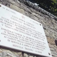 Plošča v spomin na žrtvi, ki sta pod streli civilne policije padli 10. marca 1946