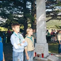 Pred spominskim obeležjem se vsako leto znova zbere veliko mladih