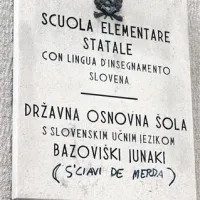Slovensko osnovno šolo v Rojanu so poimenovali po bazoviških junakih. Na tabli je tudi podpis italijanskih nestrpnežev