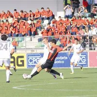 Otvoritveno tekmo sta pred skoraj polnim stadionom odigrala sosedska tekmeca - Primorje in Hit Gorica