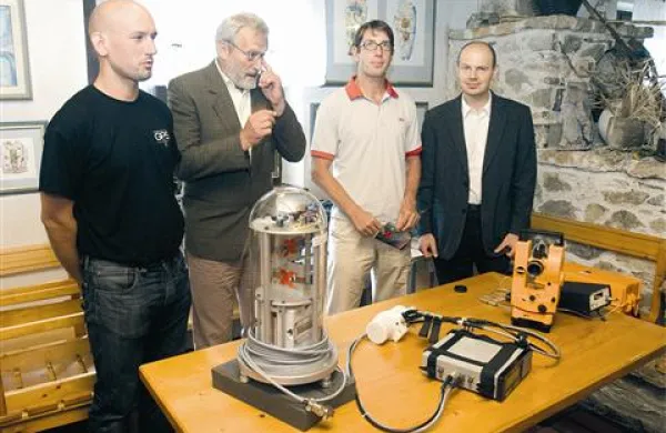 Prikaz dela drage uvožene opreme za meritve geomagnetizma