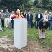 Merilni steber iz nemagnetnega kraškega kamna je zametek nastajajočega observatorija