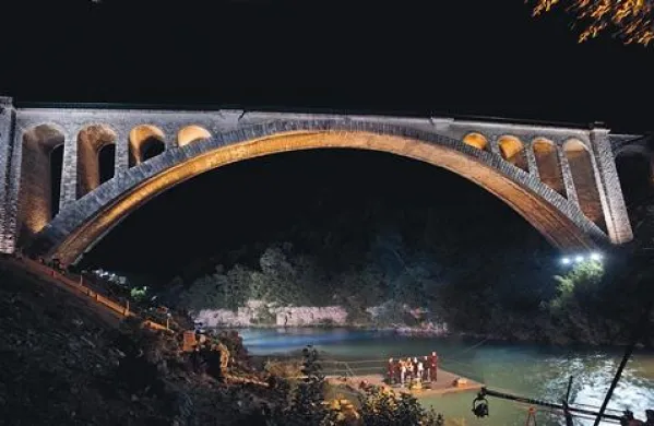 Slikovito prizorišče je kmalu pa začetku predstave ostalo v temi