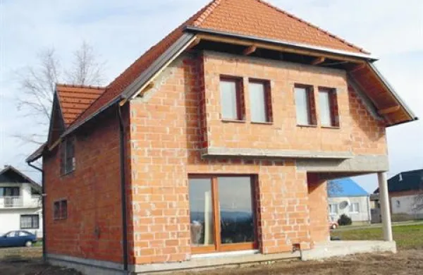Največ stanovanj so lani zgradili v osrednjeslovenski regiji, najmanj pa v Zasavju. 