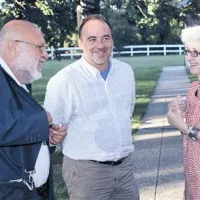 V pričakovanju otvoritve v Lipici, z leve: predsednik Društva slovenskih pisateljev Milan Jesih, Sašo Jovanovič in C.D. Wright