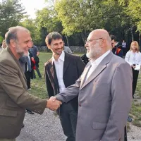 Nagrajenec ob prihodu na slovesno podelitev z  Milanom Jesihom in programskim vodjo festivala Gašperjem Troho
