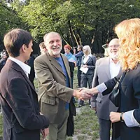 Stisk roke med nagrajencem in direktorico PN 