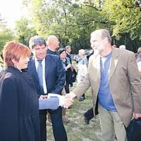 Nagrajenec z ministrico z ministrico za kulturo Majdo Širca in sežanskim županom Davorinom Terčonom 