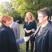Z leve: ministrica za kulturo Majda Širca ter direktorica in odgovorna urednica Primorskih novic Suzana Zornada Vrabec in Silva Križman 