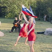 Plesalke na slovesnosti pred jamo, v ozadju Sanel Marić-Mara 