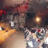 V jami Vilenica je zaživelo dramsko delo nagrajenca Kralju burka vseeno ni všeč 