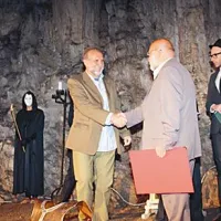 Svečani trenutek: Jesih in Karahasan (v ozadju voditelj Dražen Dragojević)