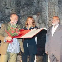 Slovesni trenutek podelitve: nagrajenec, Suzana Zornada Vrabec in Milan Jesih 