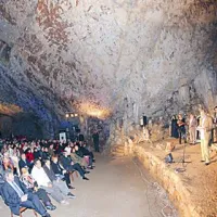 Očarljivo prizorišče kraške jame Vilenica