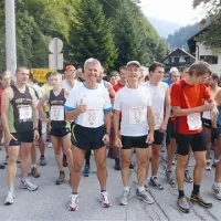 Legendi prvega gorskega teka Ivan (20) in Peter Čufer (17). Na uro pred startom pogleduje kasnejši zmagovalec Bojan Ambrožič.