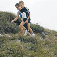 Žan Drole z Urošem Dakskoblerjem pred ciljem na Črni prsti
