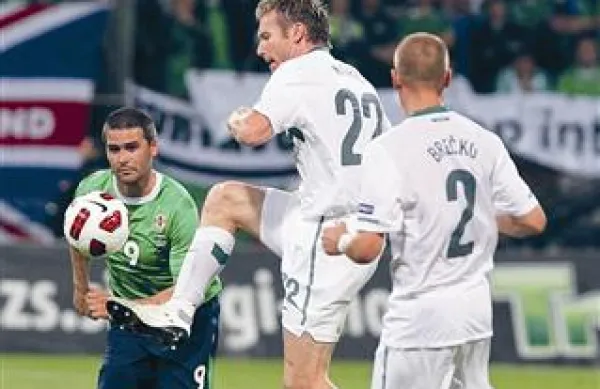 Matej Mavrič (z žogo) je dobro opravil svojo nalogo proti Severnim Ircem, zato ima velike možnosti, da bo tudi danes zaigral od prve minute