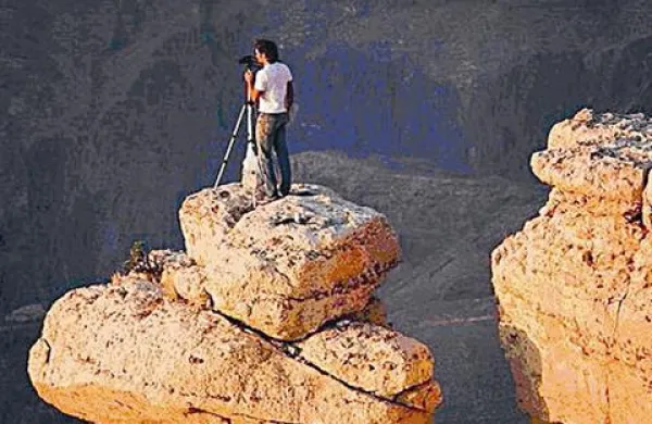 Drzni fotograf čez globino Grand Canyona