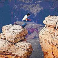 Drzni fotograf čez globino Grand Canyona