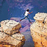 Drzni fotograf čez globino Grand Canyona