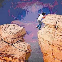 Drzni fotograf čez globino Grand Canyona