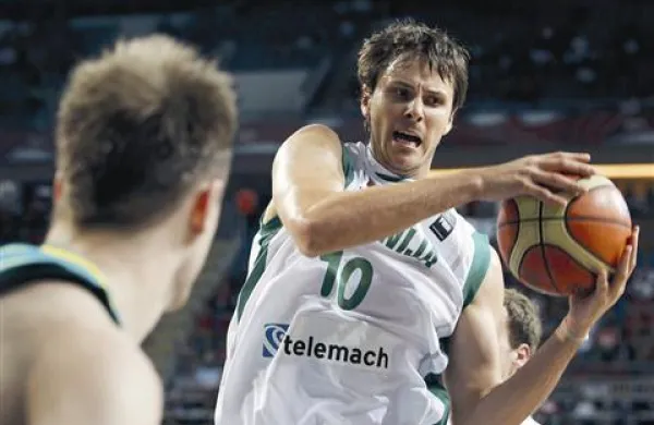 Boštjan Nachbar (z žogo) je na letošnjem SP postal vodja ekipe  v slačilnici 