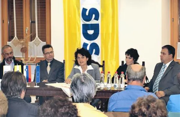  Darja Hauptman (v sredini) kandidira na listi SDS