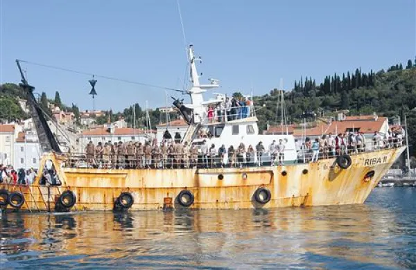 Prepoznavno zarjavela Riba je v Piran pripeljala bolj pičlo število bodočih pomorščakov