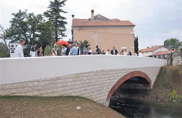 Novi most je po obliki in videzu podoben predhodniku, porušenem še med drugo svetovno vojno