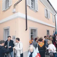 Dolga leta propadajoča stavba v Kolarski ulici je postala zatočišče za otroke in mladostnike v stiski. V enem delu pritličja je dnevni center, v drugem pa igralnica vrtca.
