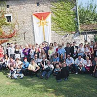 Slavje v majhni kraški vasici so spremljali številni sorodniki in prijatelji.