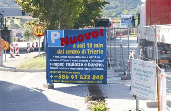 Domači samostojni podjetnik je Krvavi Potok preimenoval v Pese, kar je italijansko ime za slovensko (zamejsko) vas Pesek. Poleg tega je na slovenskem ozemlju oglaševal samo v italijanskem jeziku. 