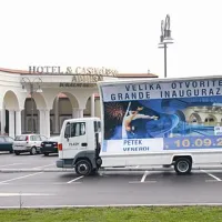 ... po obisku inšpektorja pa je plakat dobil še slovenske popravke