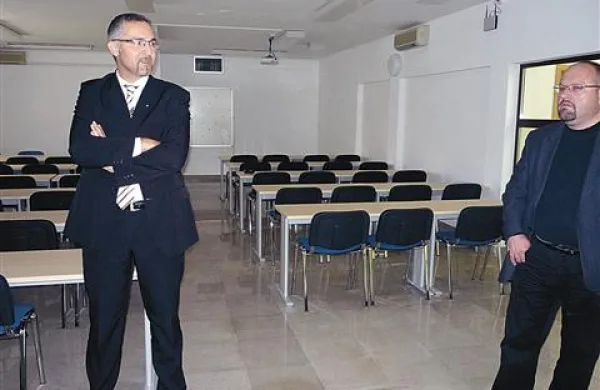 Rončević (levo) in Tomšič napovedujeta, da bodo uredili še dodatne prostore 