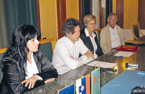 Nataša Leban (levo) je kandidatka liste Roberta Goloba