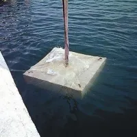 To je ena od oblik mrtvega sidra ali sidra corpo morto, kot betonskemu bloku za privez plovil pravijo v obmorskih mestih  