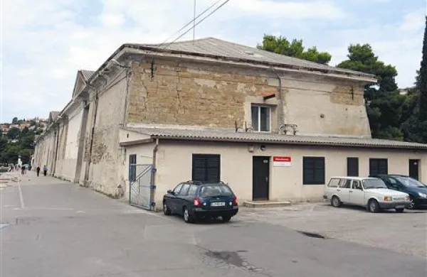 Obalne galerije za dve leti v Monfort