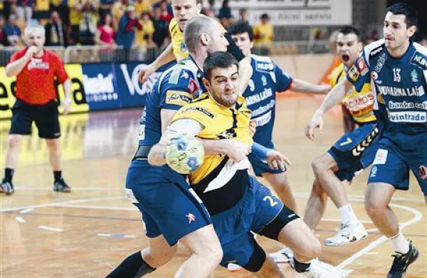 Bojan Skoko (z žogo) bo tudi v letošnji sezoni predstavljal pomemben adut koprskega moštva