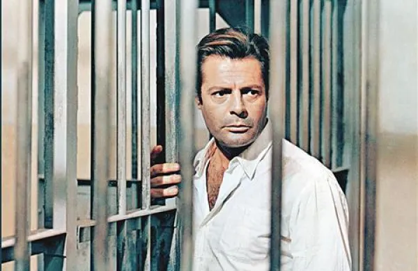 Marcello Mastroianni  v Viscontijevem filmu Tujec iz leta 1967