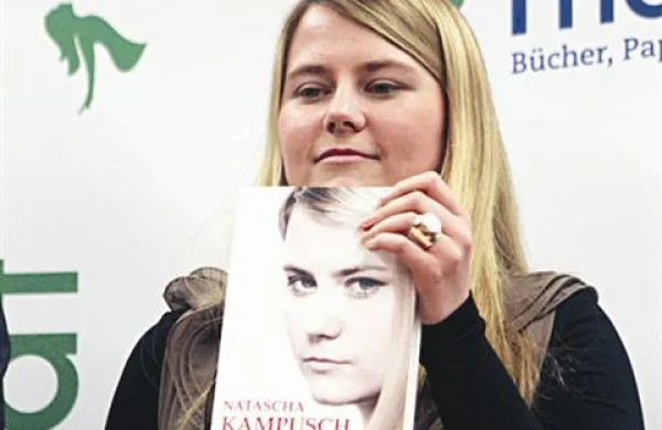 V prvem natisu je  izšlo 55.000 izvodov  biografije Natasche Kampusch, kar je za avstrijske razmere zelo veliko.