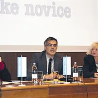 Minister Dorjan Marušič z izvršno urednico Primorskih novic Vesno Humar (levo) in novinarko Jasno Arko (v PN piše o zdravju), ki sta pripravili javno tribuno