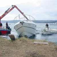 Delavci podjetja Soline in lucijske marine so s pomočjo visoke plime nasedlo plovilo brez težav potegnili v morje