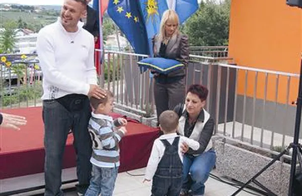 Srečna mlada družina z novo steho nad glavo