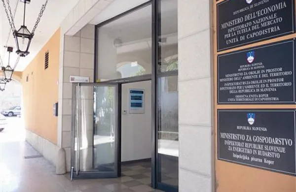 Koprski območni enoti inšpektorata za okolje in prostor se obeta nova metla. Pristojni v Ljubljani pa  kljub zakonu o dostopu do informacij javnega značaja o tem  odmerjajo bolj skope  podatke.  