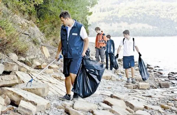 Onesnaževanje morja in obalnega pasu s trdimi odpadki je zadnja leta pereč problem.