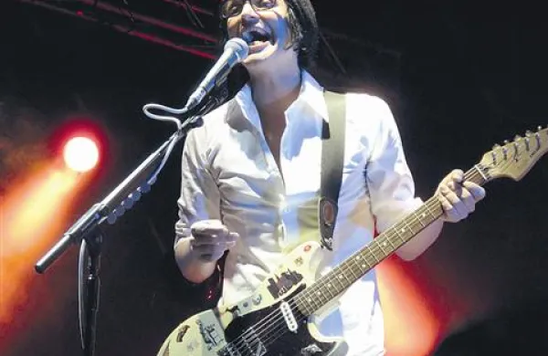 Brian Molko - v netipični belini  in z optimističnimi sporočili  