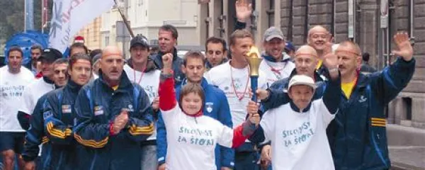 Med nosilci olimpijske bakle je bila tudi mlada Lea Kranjc (levo) iz Ajdovščine, ki je na svetovnih igrah specialne olimpiade v Idahu v ZDA lani februarja Sloveniji prismučala kar tri medalje